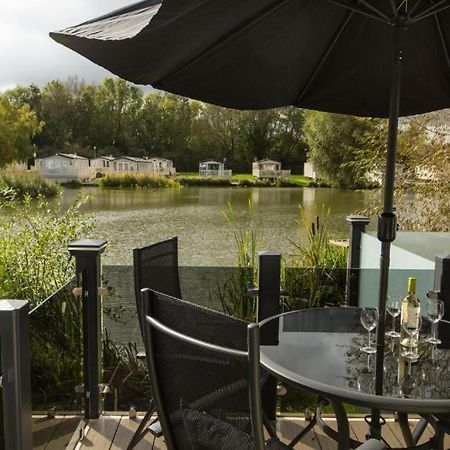 Mallard Lake South Cerney Exterior photo