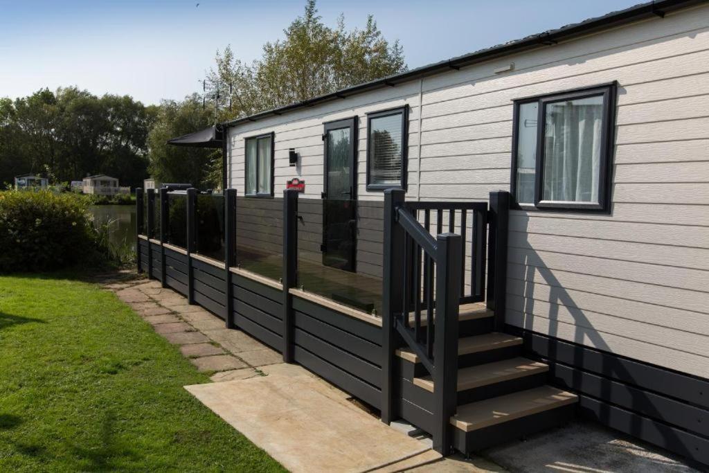 Mallard Lake South Cerney Exterior photo