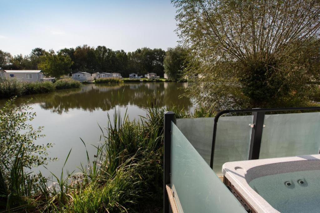 Mallard Lake South Cerney Exterior photo