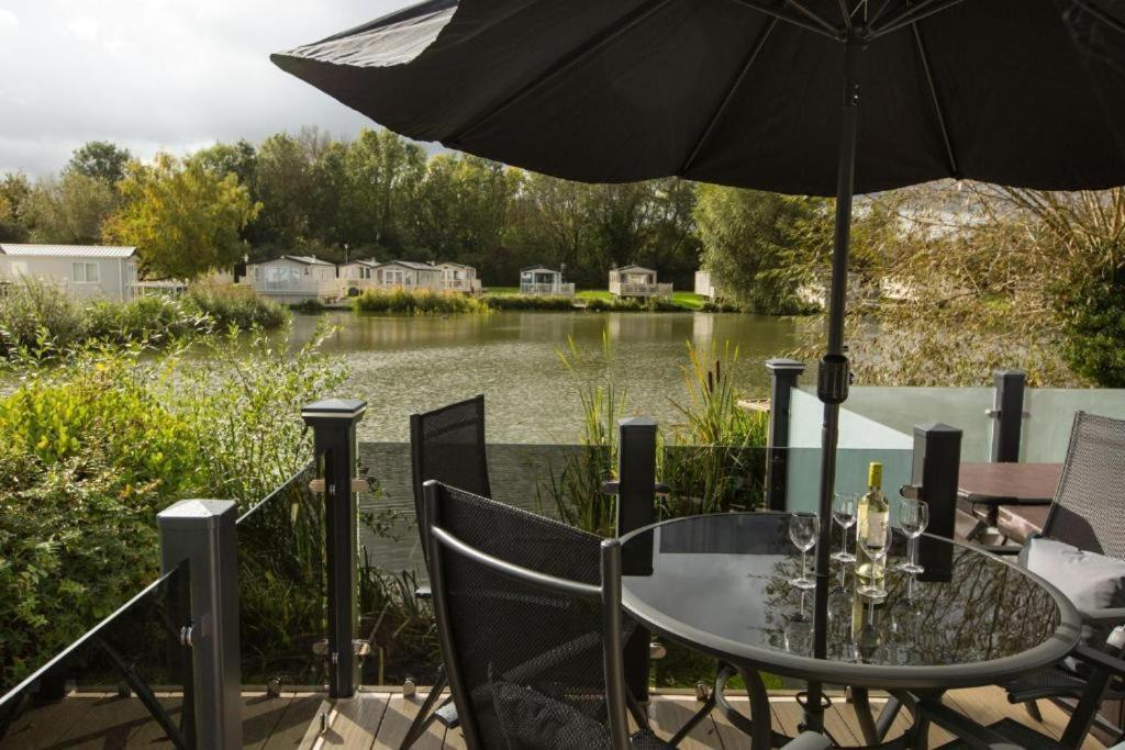 Mallard Lake South Cerney Exterior photo