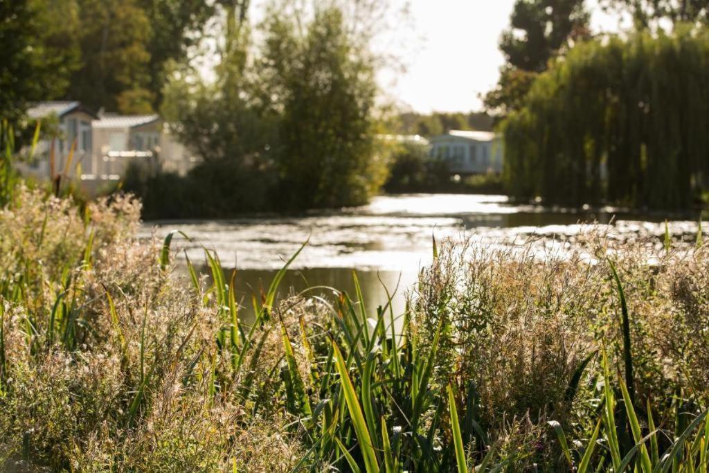 Mallard Lake South Cerney Exterior photo